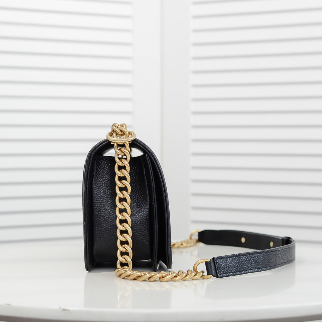 CAVIAR BOY BAG MEDIUM 67086 BLACK