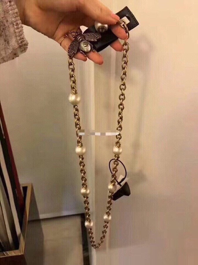 GUCCI 26S BEE CHARM PEARL STATION CHAIN NECKLACE IN AGED GOLD TONE METAL 633889