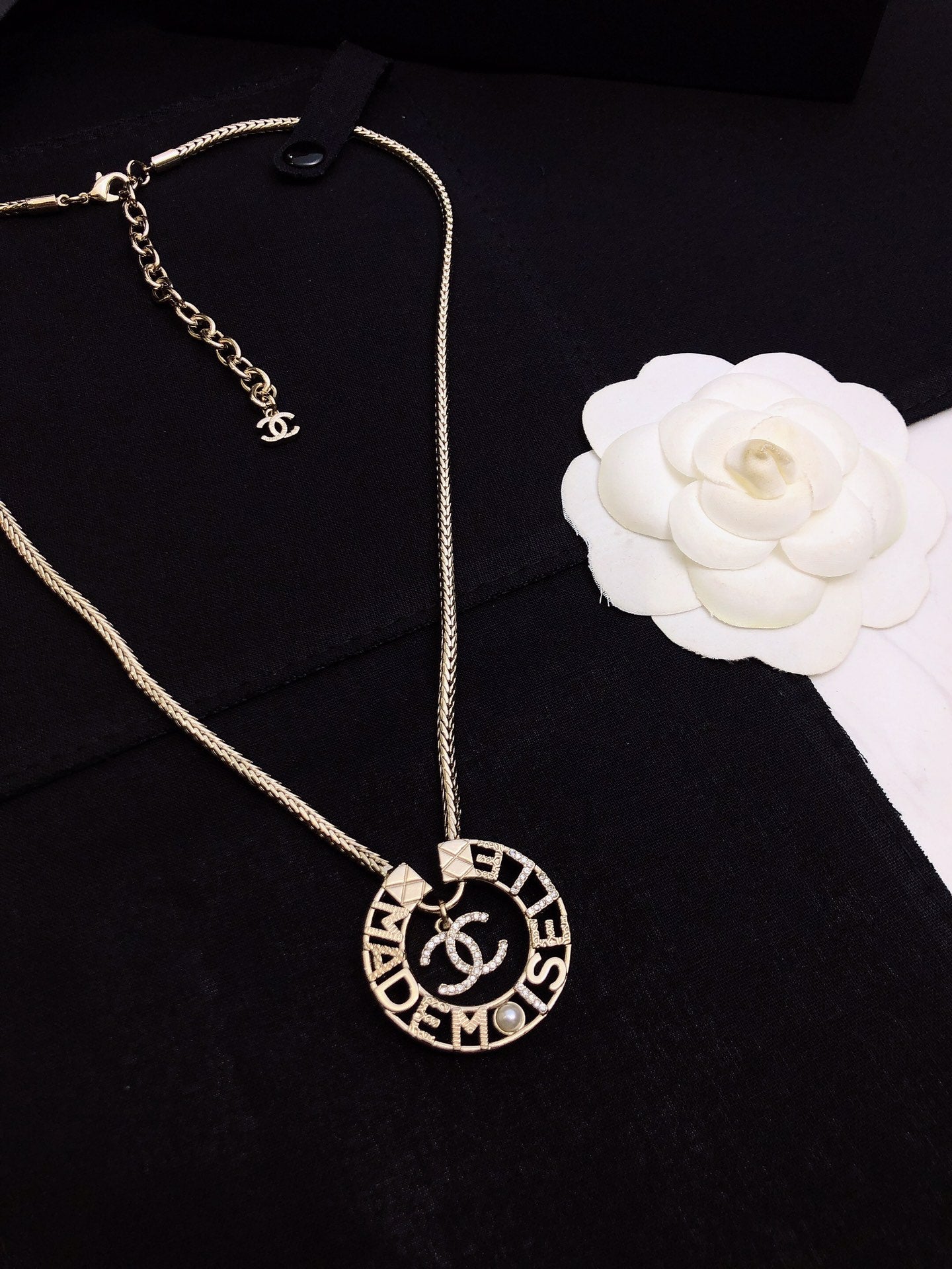 CHANEL 26S CHANEL CC LOGO MADEMOISELLE ROUND NECKLACE IN GOLD METAL 633322