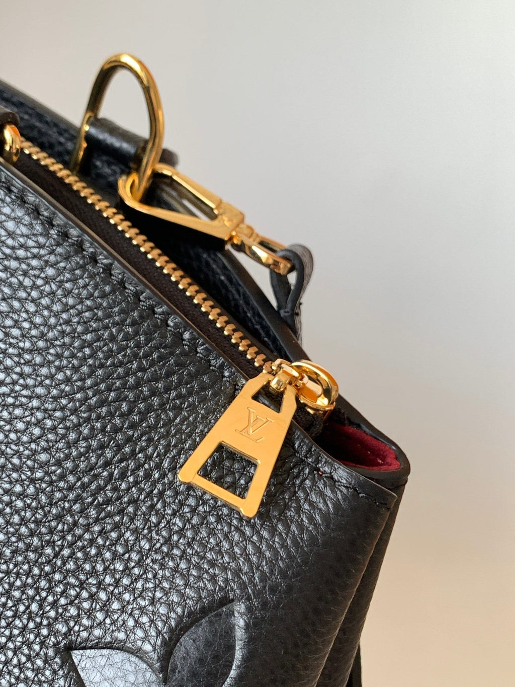 PETIT PALAIS PM MEDIUM SHOULDER BAG 29 IN BLACK EMBOSSED COWHIDE GOLD-TONE HARDWARE
