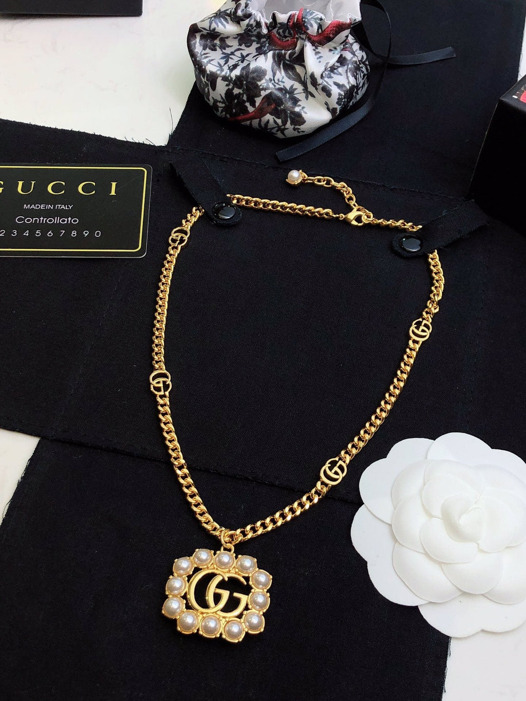 GUCCI 26S INTERLOCKING G PEARL FRAME PENDANT NECKLACE IN GOLD TONE METAL 625672