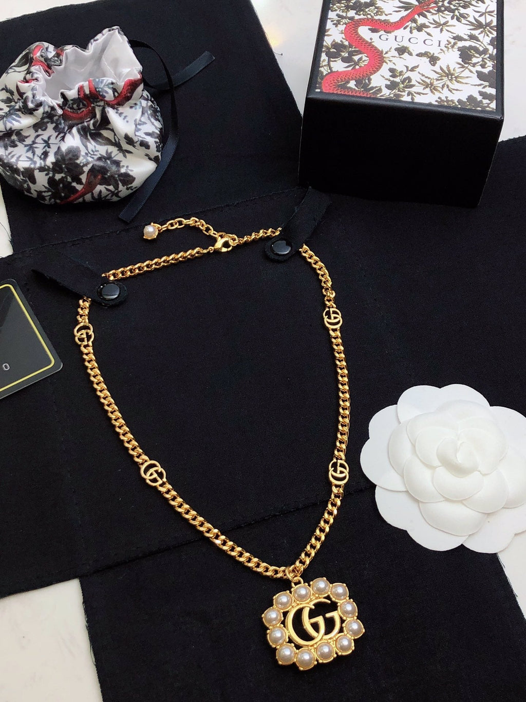 GUCCI 26S INTERLOCKING G PEARL FRAME PENDANT NECKLACE IN GOLD TONE METAL 625672
