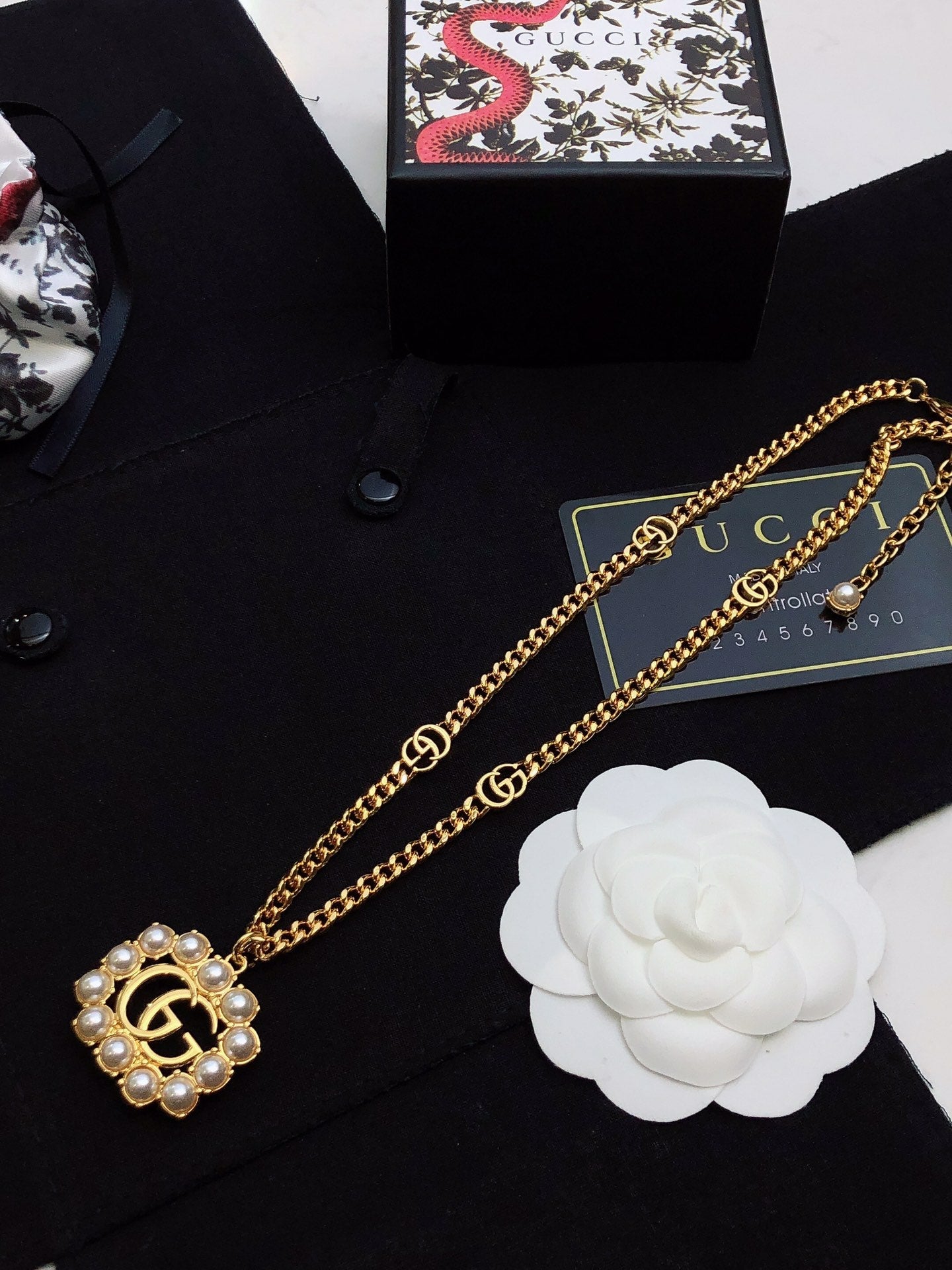 GUCCI 26S INTERLOCKING G PEARL FRAME PENDANT NECKLACE IN GOLD TONE METAL 625672