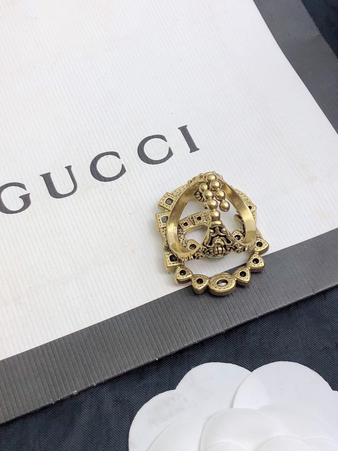 GUCCI 26S GG MULTICOLOR GEM EMBELLISHED BROOCH IN AGED GOLD TONE METAL 624288