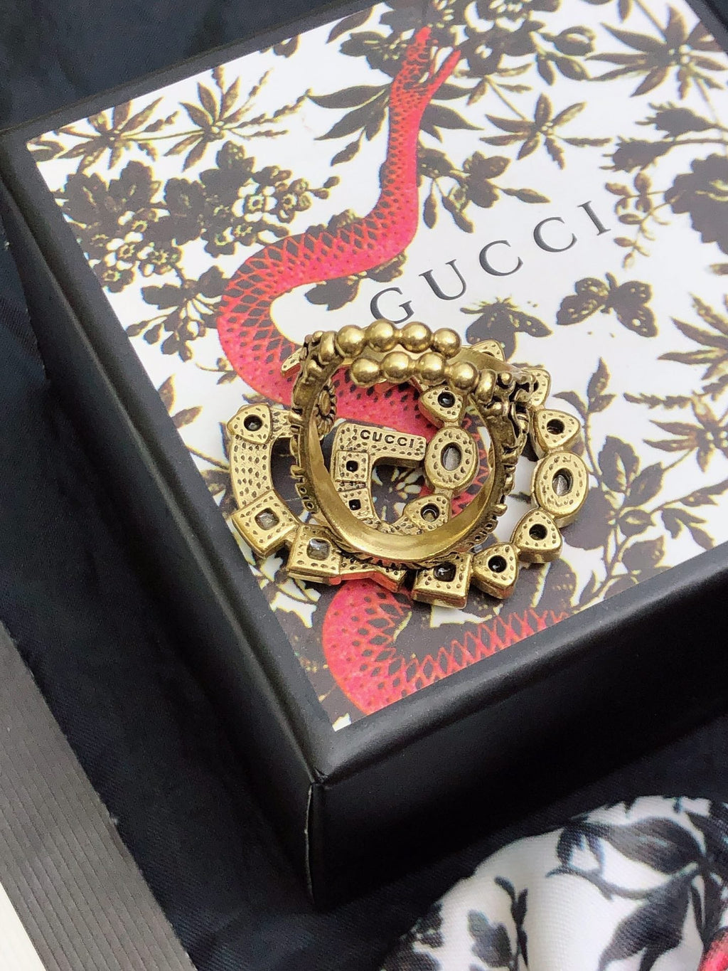 GUCCI 26S GG MULTICOLOR GEM EMBELLISHED BROOCH IN AGED GOLD TONE METAL 624288