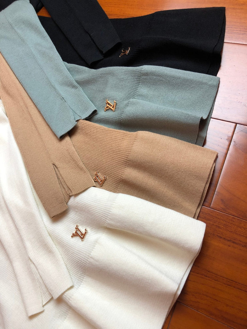LV 25S CREW NECK RUFFLE PULLOVER 0084