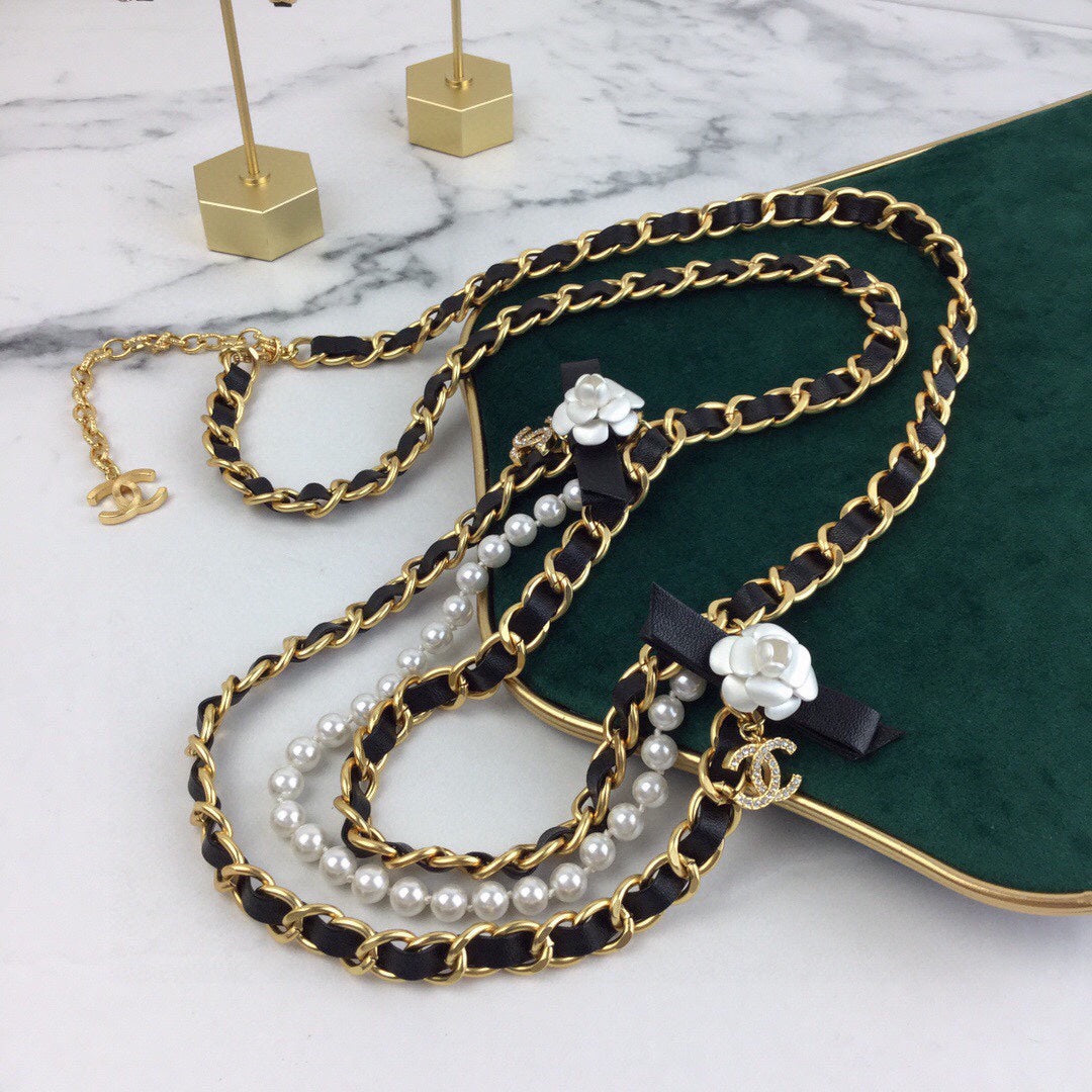 CHANEL 25S CHAIN BELT IN WHITE PEARL AND BLACK CALFSKIN 614403
