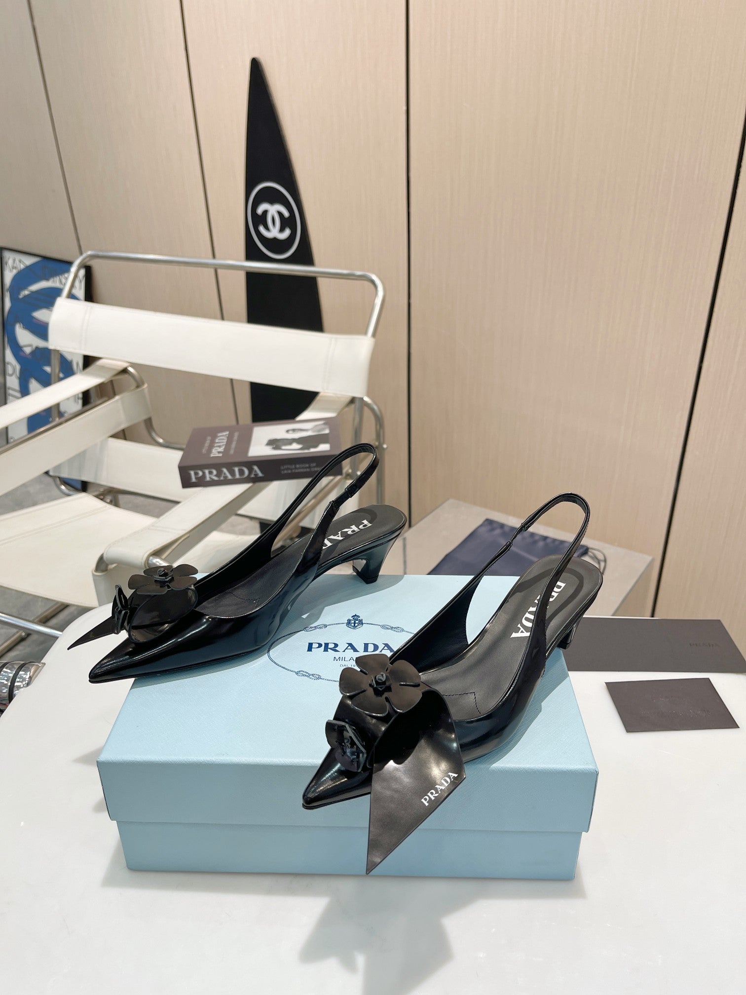 SLINGBACK KITTEN HEEL IN BLACK SHINY CALFSKIN ATTACHED FLOWERS