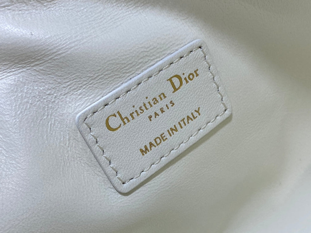 TRAVEL NOMAD POUCH 22 IN WHITE MACROCANNAGE LAMBSKIN GOLD HARDWARE