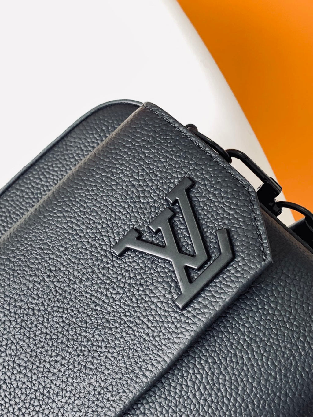 LV 25S FASTLINE MESSENGER BAG 23 IN BLACK CALFSKIN
