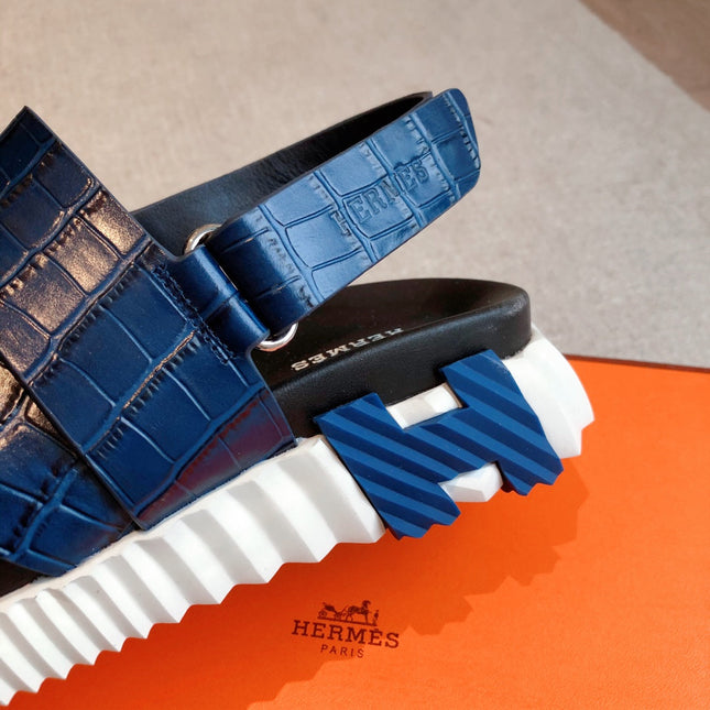 HM ELECTRIC CROCODILE MOTIF SANDAL AZURE CALFSKIN