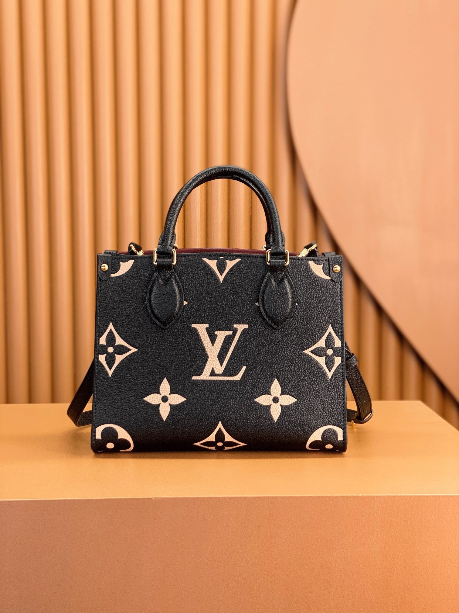 ONTHEGO TOTE 25 IN BLACK AND CREAM MONOGRAM EMPREINTE