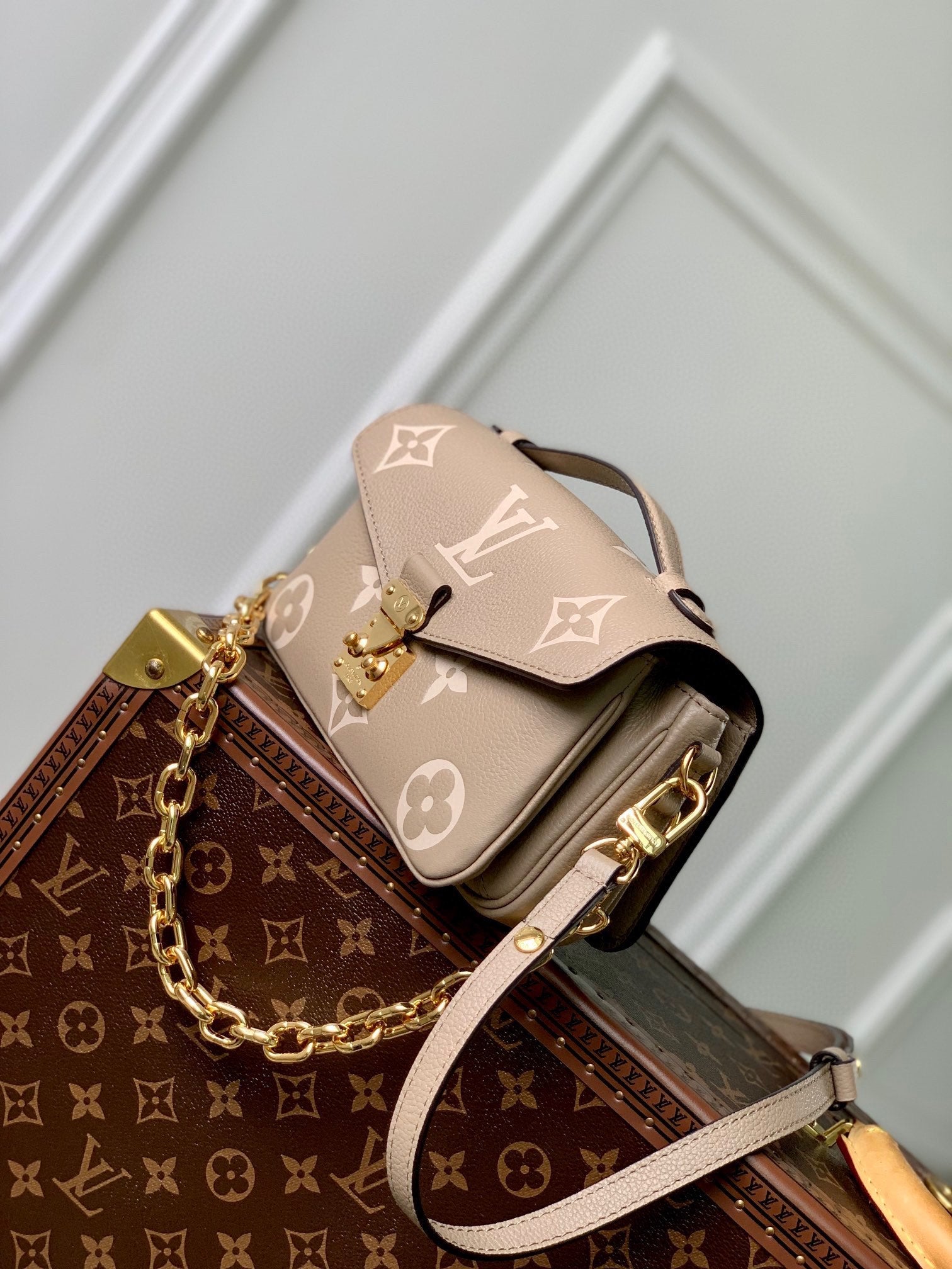 POCHETTE MÉTIS EAST WEST 21 IN BEIGE MONOGRAM EMPREINTE CALFSKIN EMBOSSED LOGO