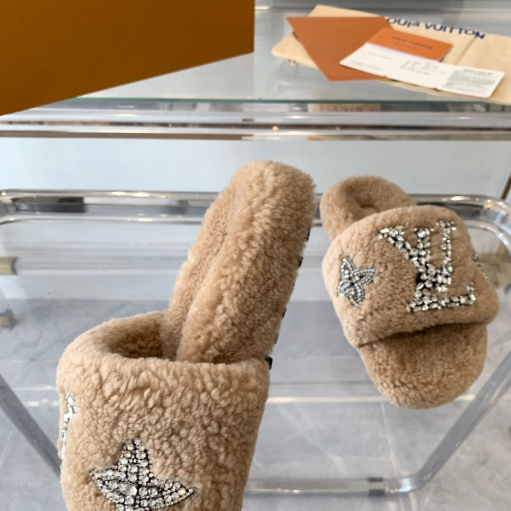 LV WOMEN'S PASEO FLAT SLIPPER IN TAN BROWN FLEECE