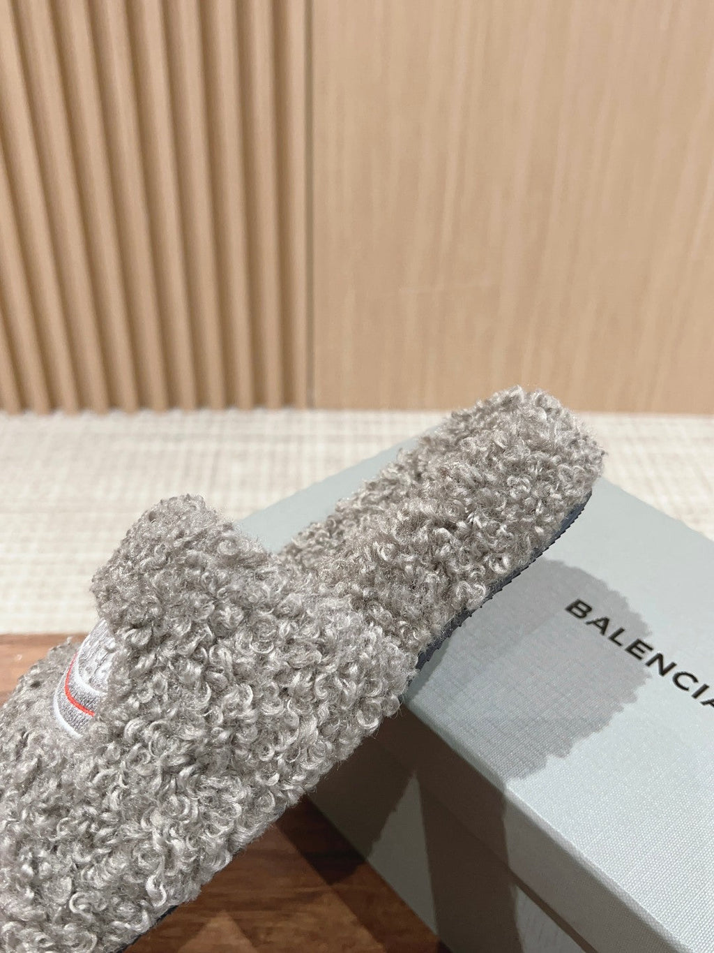 FURRY SLIDES IN GRAY CURLY SHEARLING