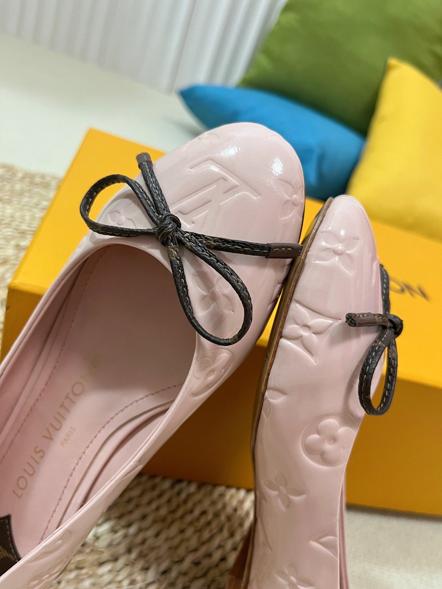 LV 26S BALLET FLATS IN LIGHT PINK PATENT CALFSKIN WITH BOW