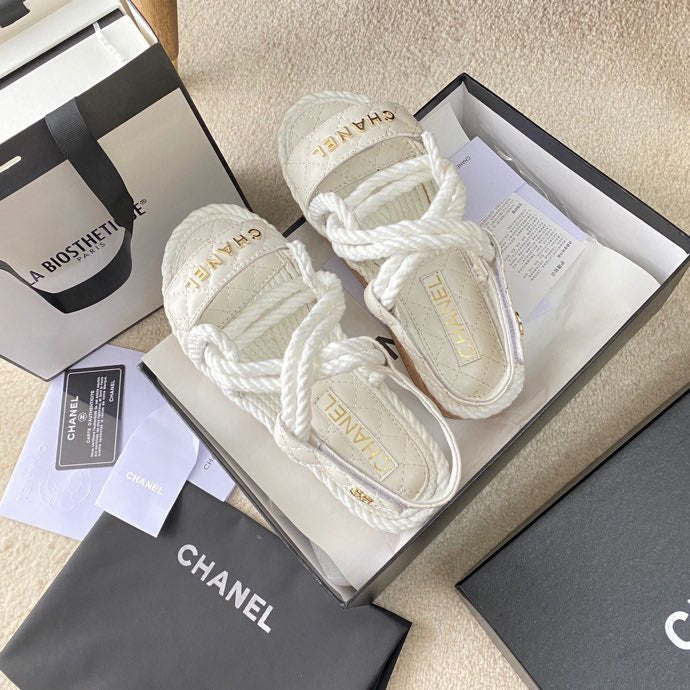 CC QUILTED SANDALS IN WHITE CALFSKIN