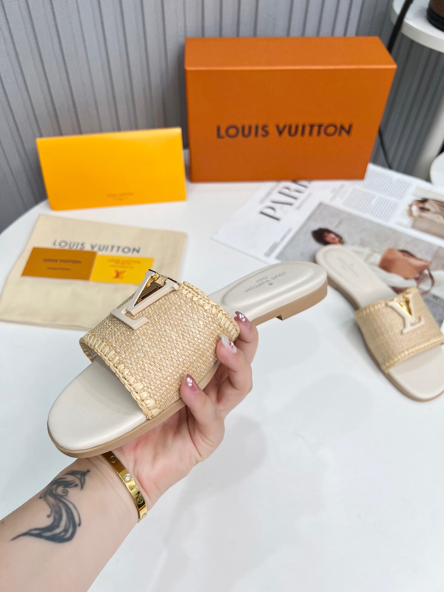 LV 26S FLAT SLIDES IN IVORY BEIGE CALFSKIN AND RAFFIA