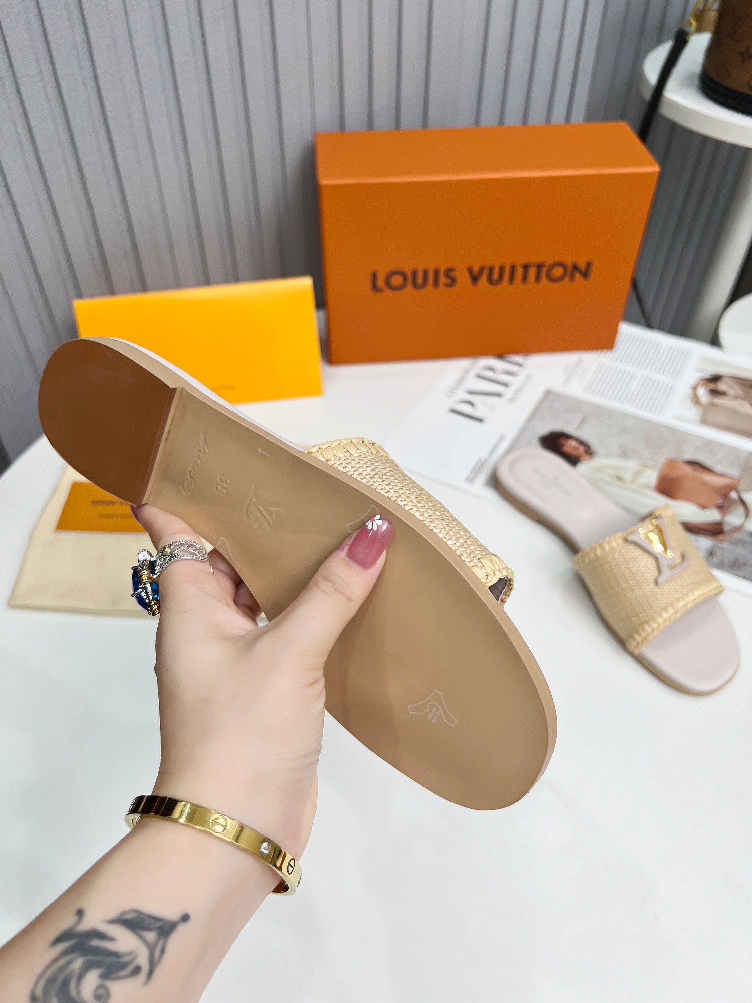 LV 26S FLAT SLIDES IN ASH BEIGE CALFSKIN AND RAFFIA
