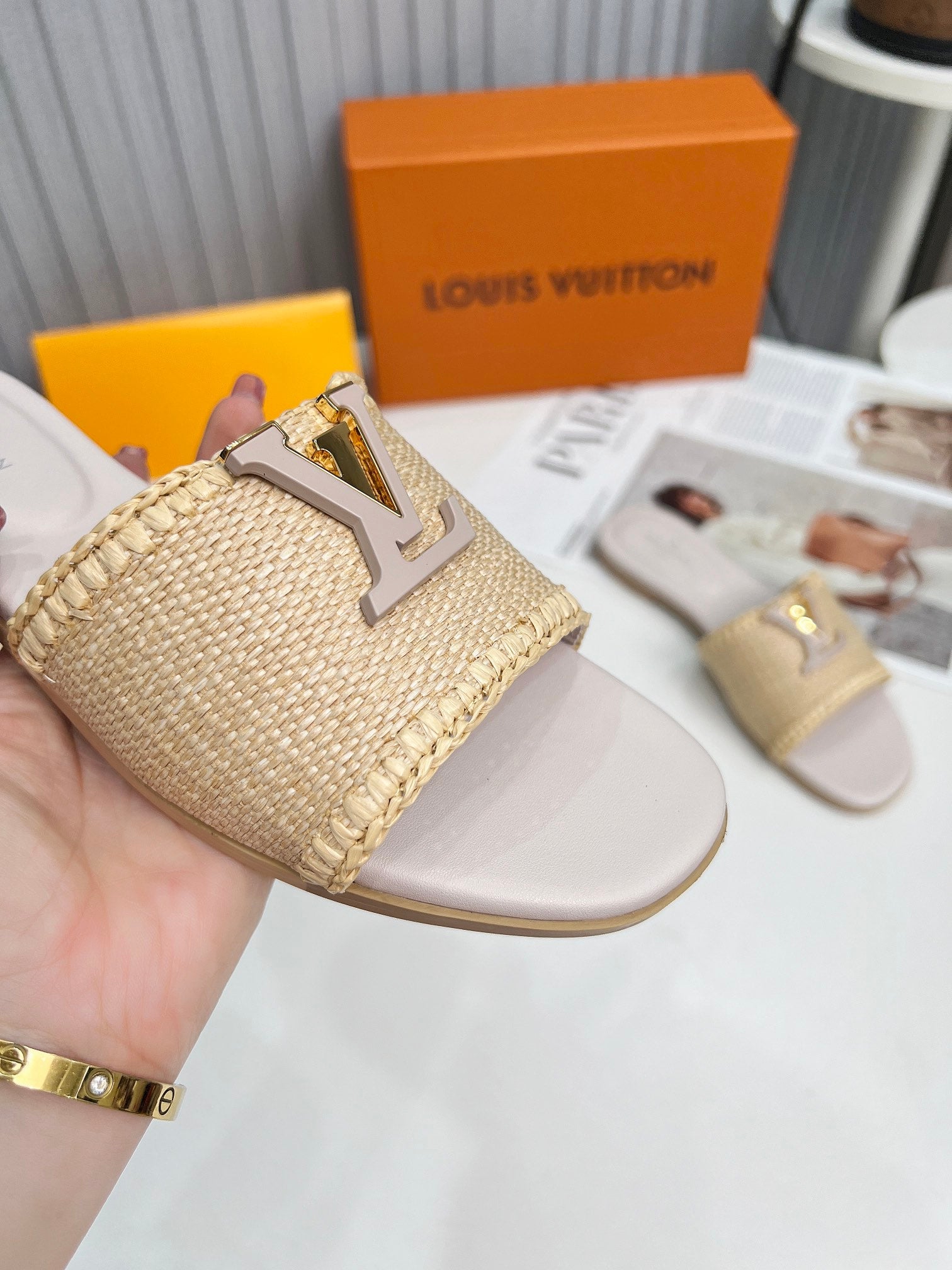 LV 26S FLAT SLIDES IN ASH BEIGE CALFSKIN AND RAFFIA
