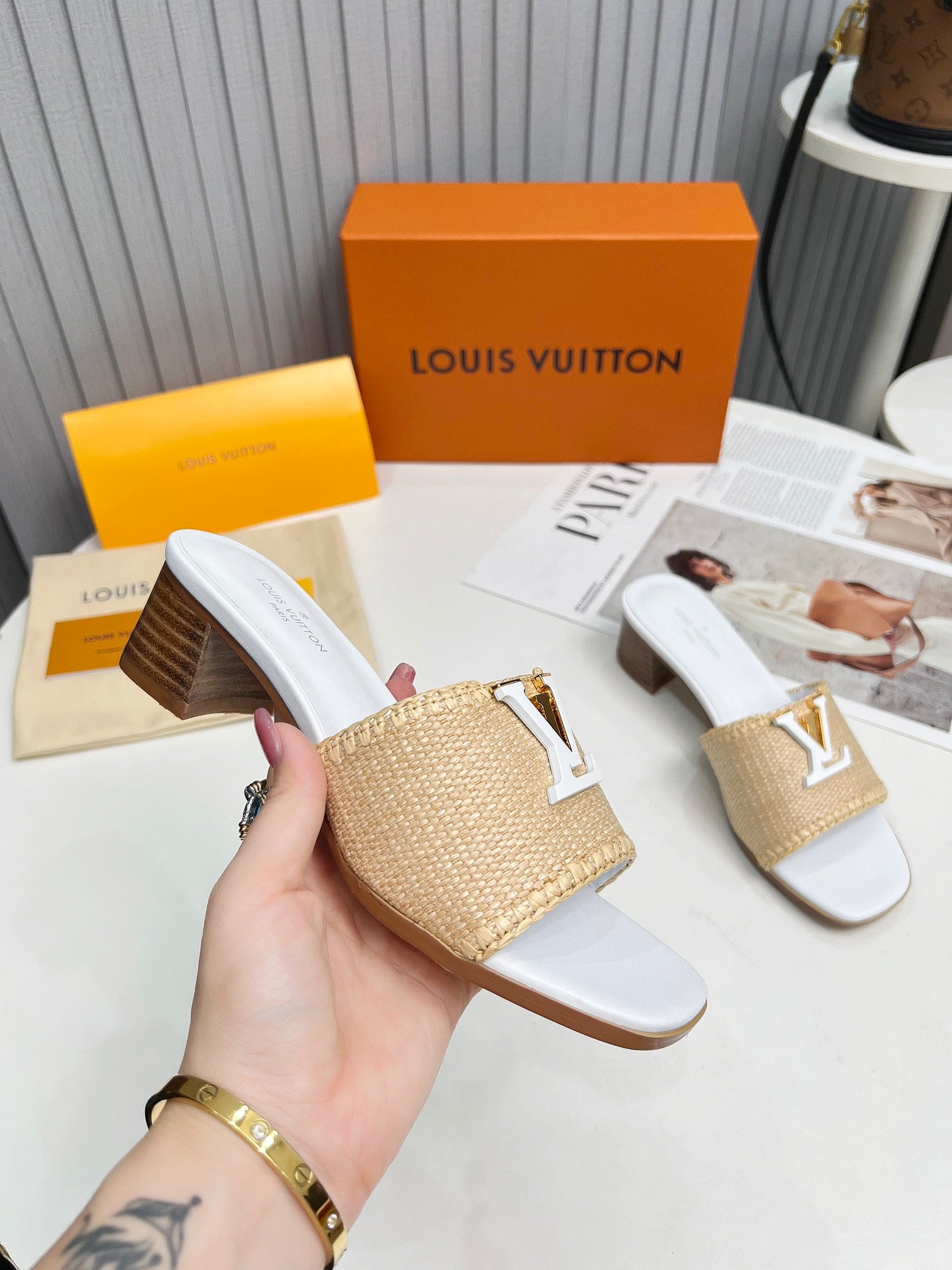 LV 26S CAPRI HIGH-HEELED MULES IN WHITE CALFSKIN AND BEIGE RAFFIA