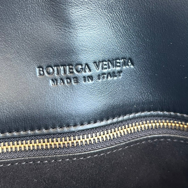 MEDIUM LIBERTA 30 IN BLACK SMOOTH CALFSKIN GOLD HARDWARE
