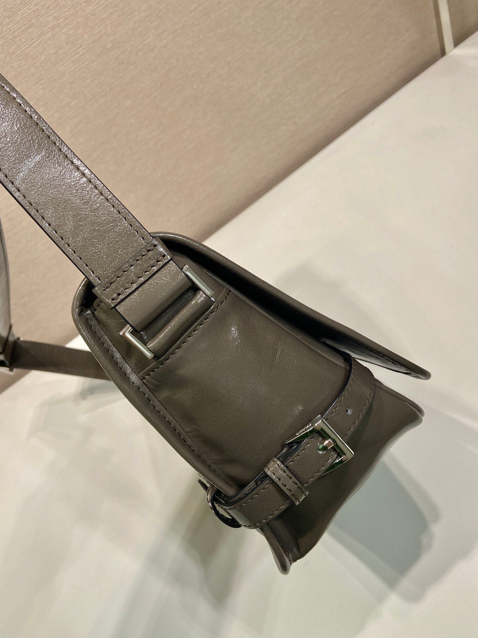MESSENGER BAG 30 IN TROUT GRAY SOFT AND SHINY CALFSKIN