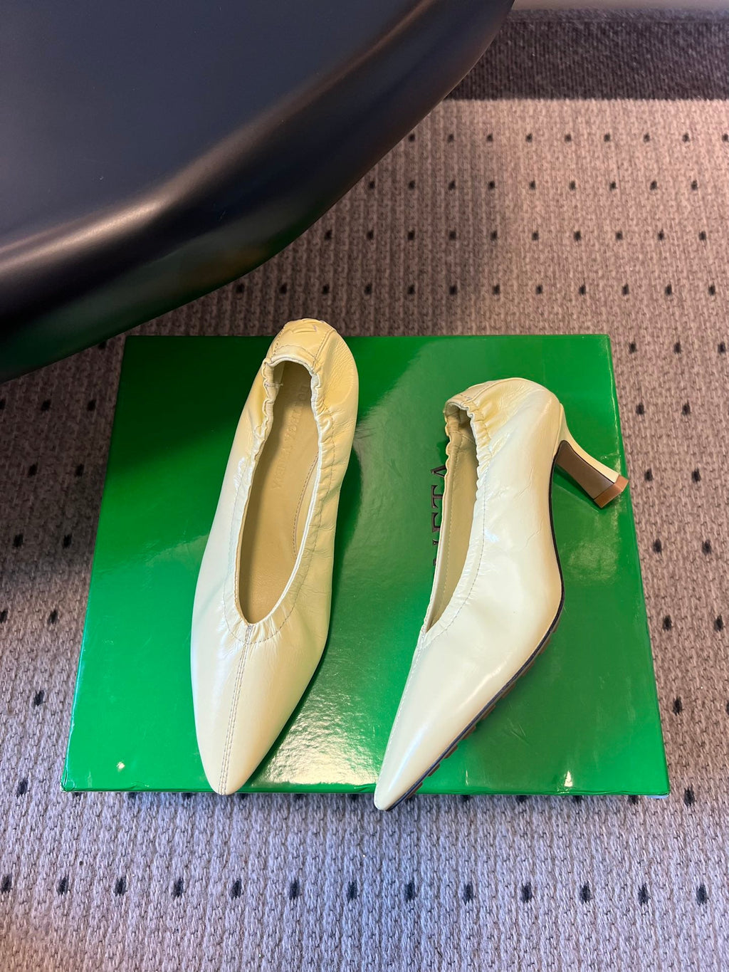 BOTTEGA VENETA 26S HIGH HEELS 40 MM IN CREAM WHITE CALFSKIN