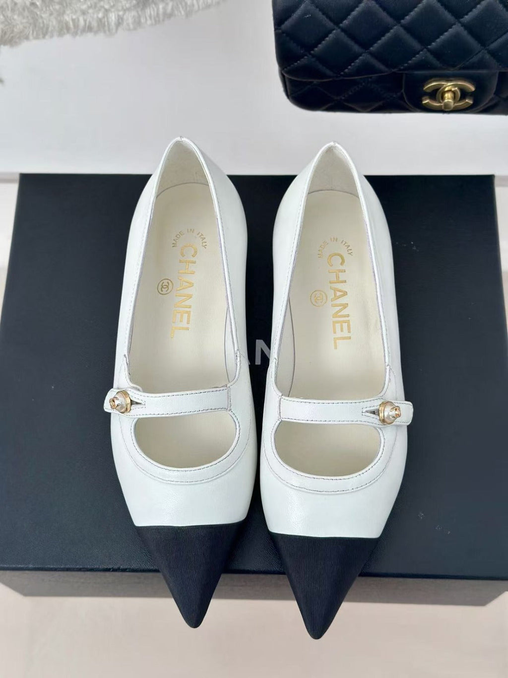 CHANEL 26S MARY JANE FLATS IN WHITE BLACK LAMBSKIN 25626