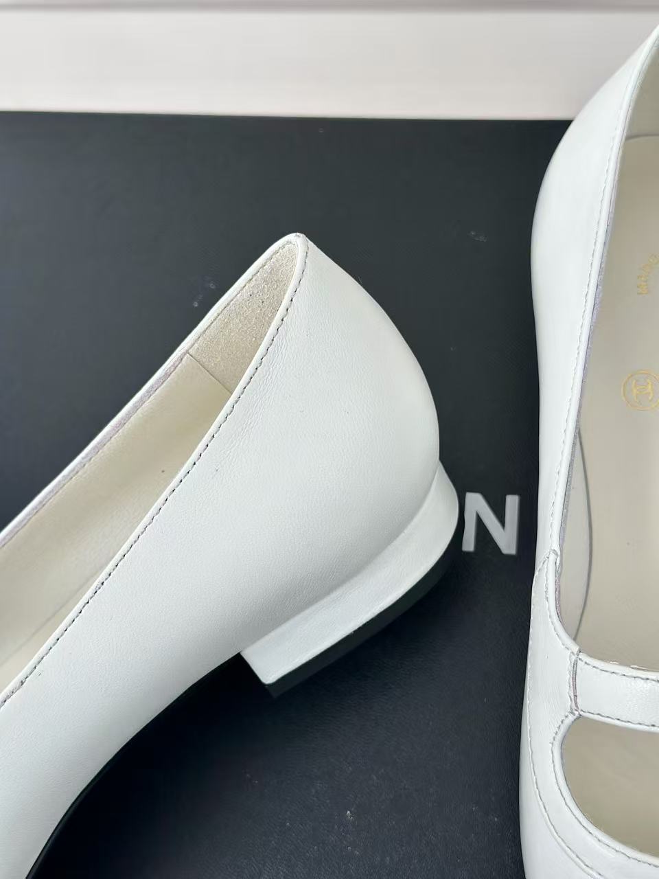 CHANEL 26S MARY JANE FLATS IN WHITE BLACK LAMBSKIN 25626