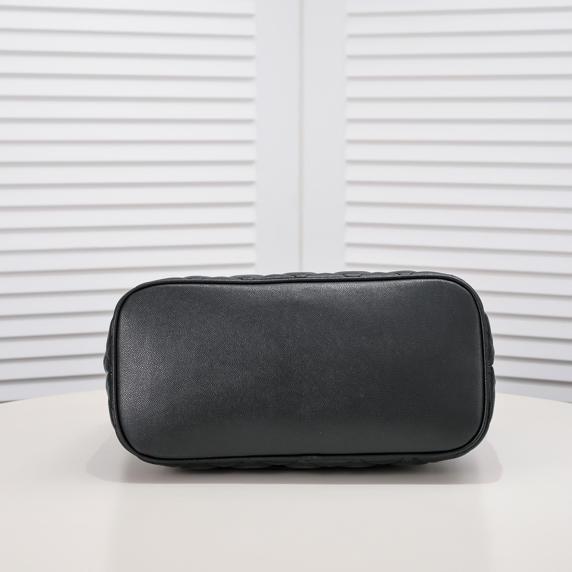 MEDALLION TOTE CAVIAR 3326 BLACK
