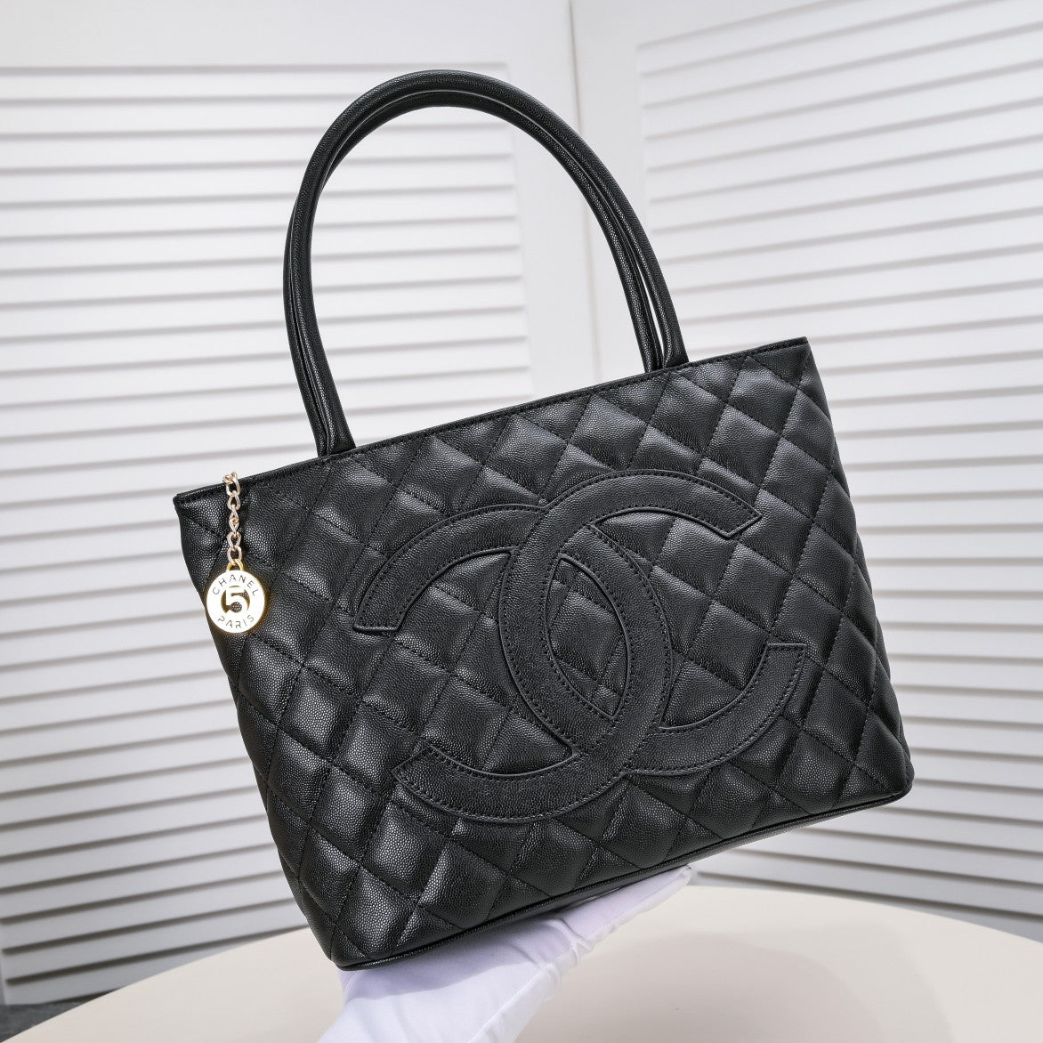 MEDALLION TOTE CAVIAR 3326 BLACK