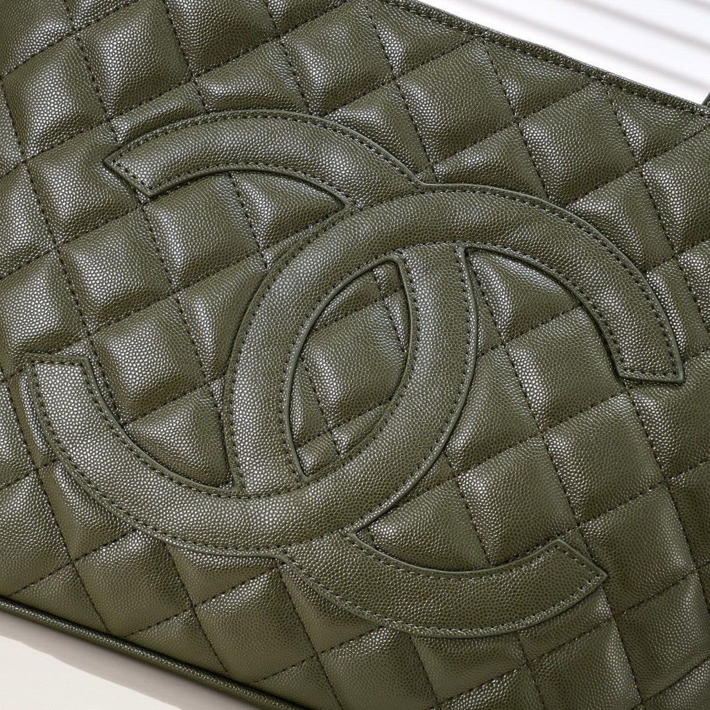 MEDALLION TOTE CAVIAR 3326 MOSS GREEN