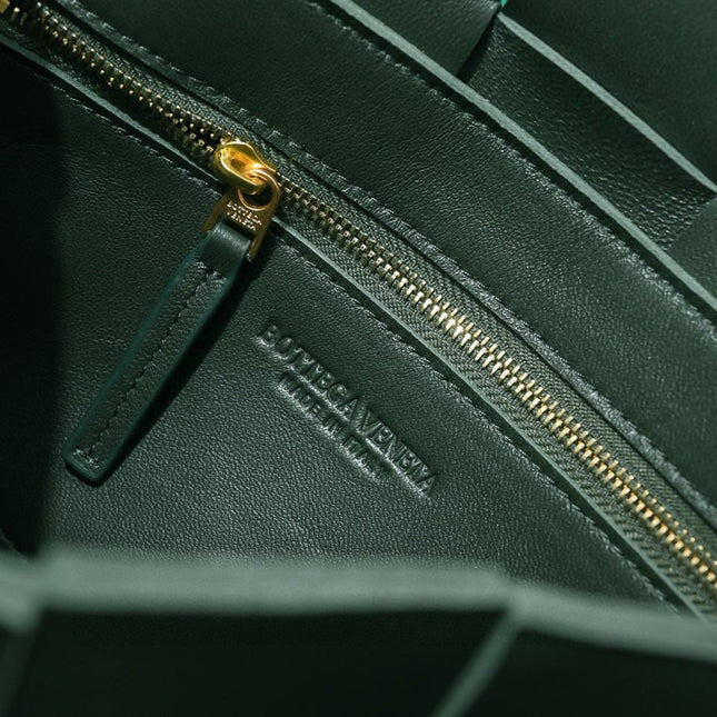 CASSETTE 23 IN DARK GREEN CALFSKIN