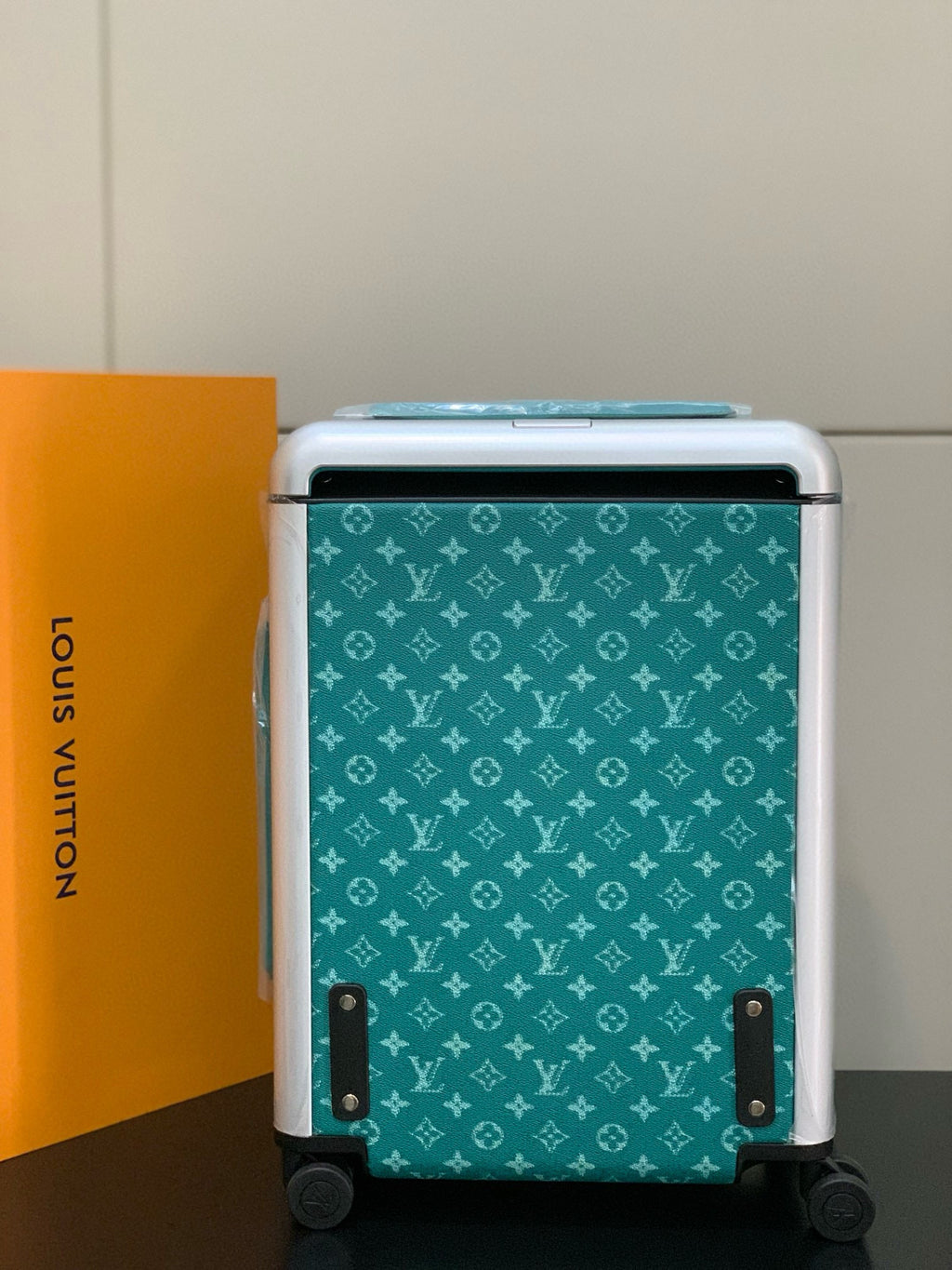 HORIZON 55 SUITCASE IN GREEN