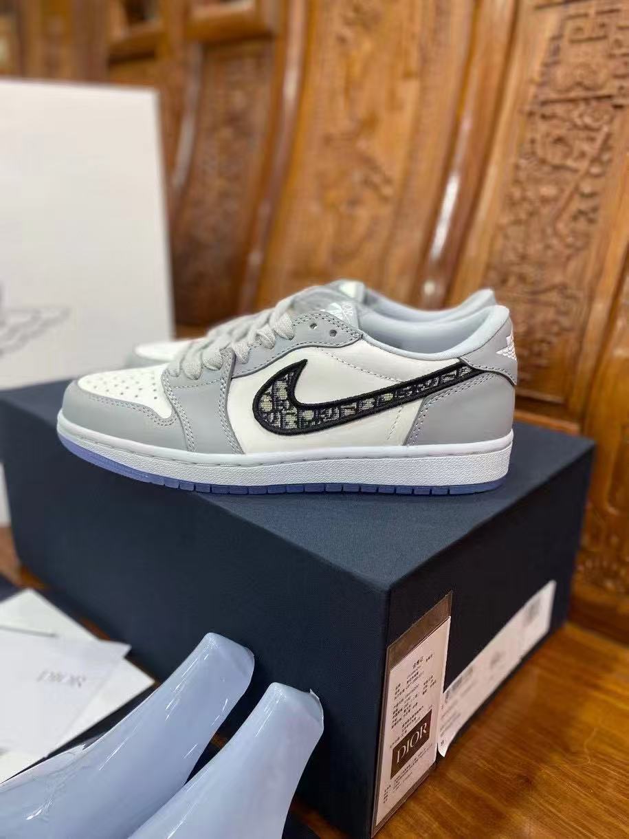 AIR JORDAN 1 LOW SNEAKER IN WHITE AND GREY CALFSKIN OBLIQUE JACQUARD SWOOSH