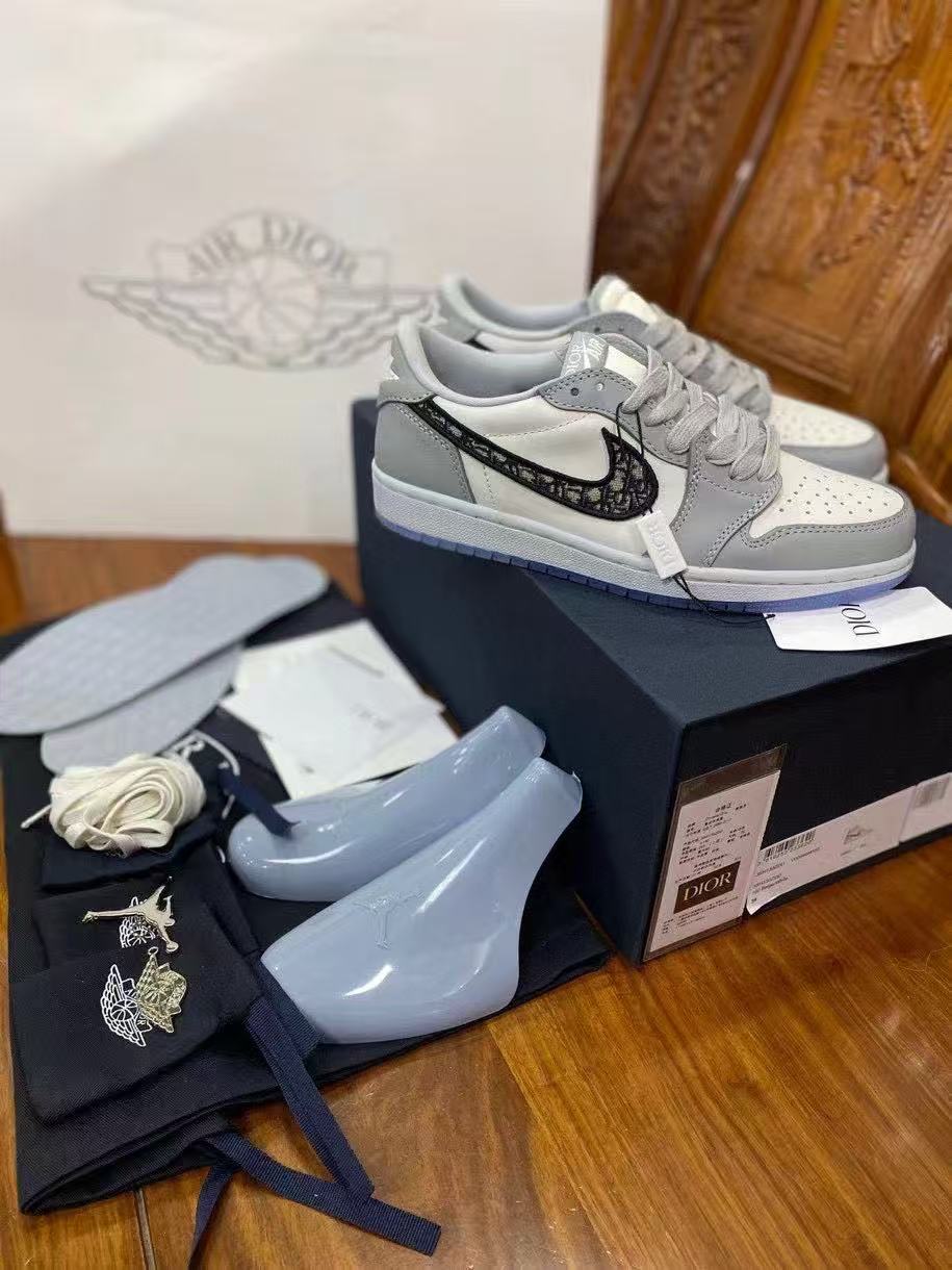 AIR JORDAN 1 LOW SNEAKER IN WHITE AND GREY CALFSKIN OBLIQUE JACQUARD SWOOSH