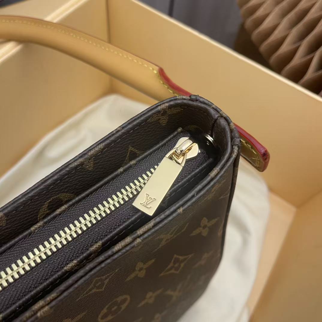 LV LOOPING SHOULDER BAG 25 IN BROWN MONOGRAM CANVAS GOLD-TONE HARDWARE.