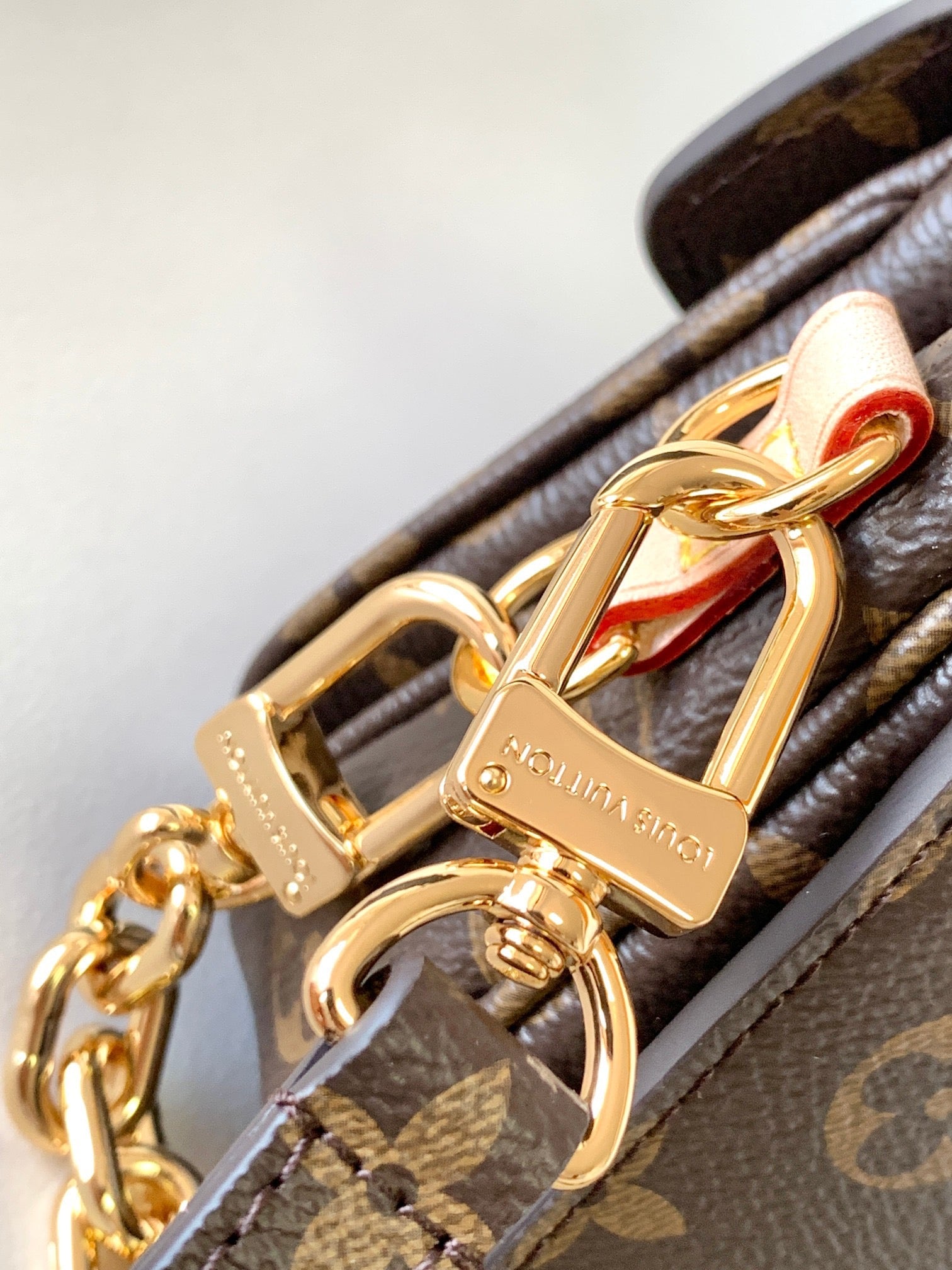 POCHETTE METIS EAST WEST 21.5 IN BROWN MONOGRAM CANVAS GOLD HARDAWARE