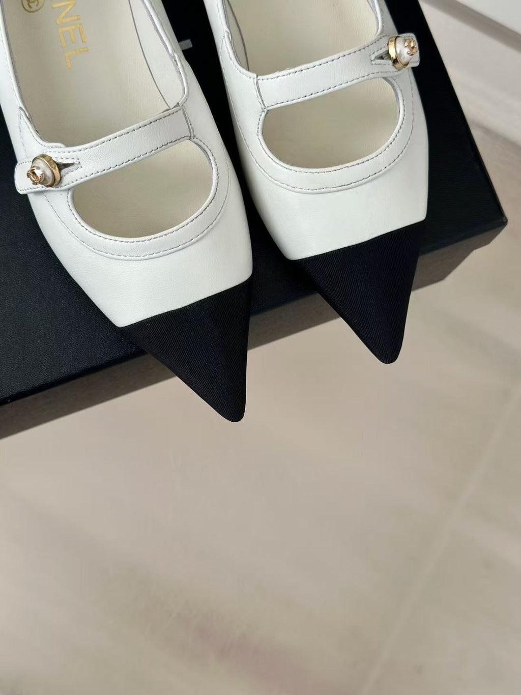 CHANEL 26S MARY JANE FLATS IN WHITE BLACK LAMBSKIN 25626