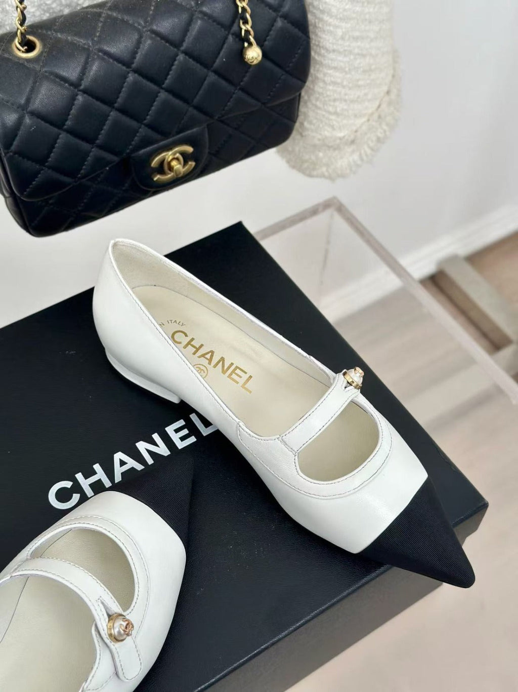 CHANEL 26S MARY JANE FLATS IN WHITE BLACK LAMBSKIN 25626