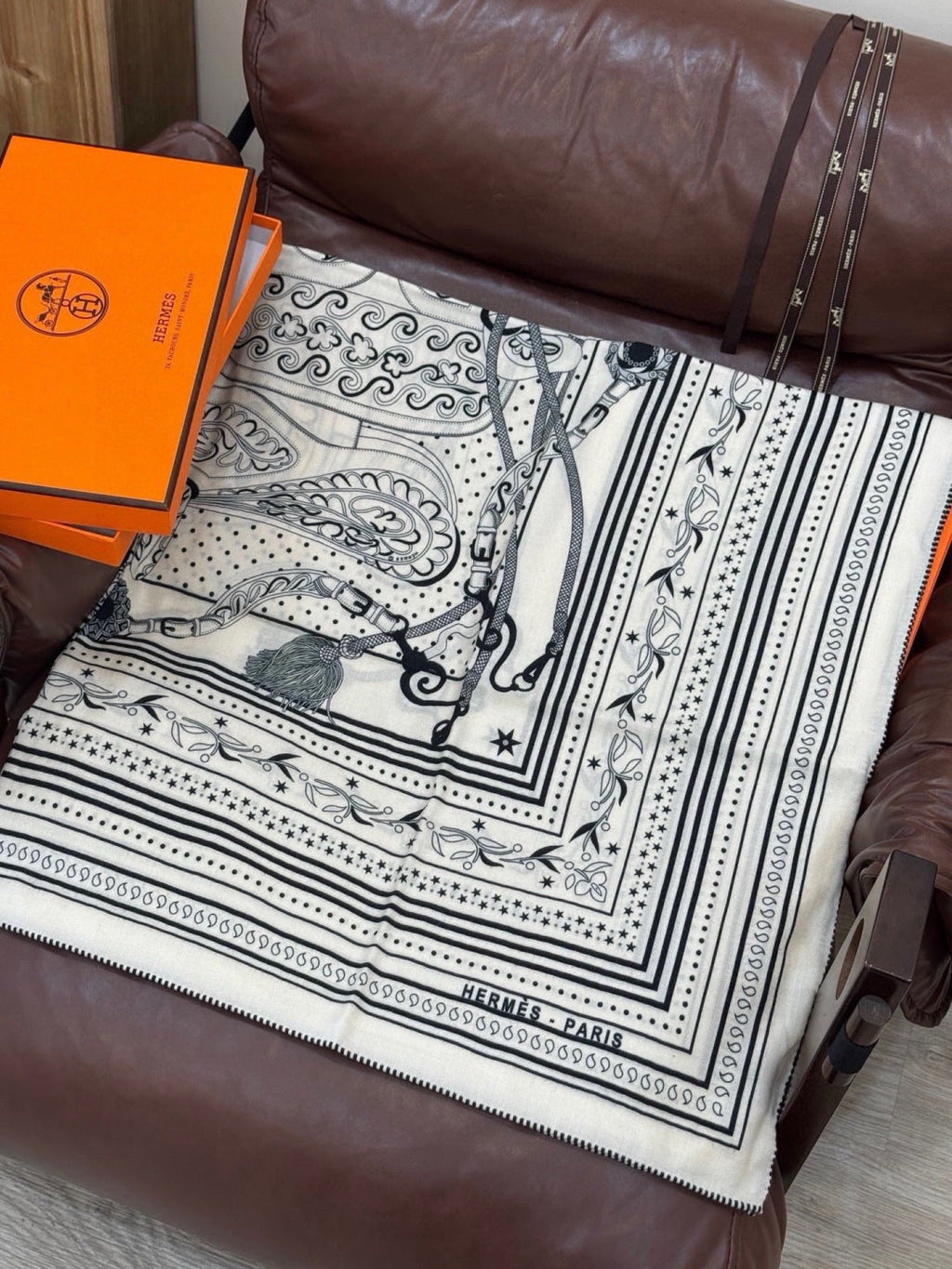 HERMES 26S PRINTED SQUARE SCARF 140 IN CASHMERE AND SILK 307278