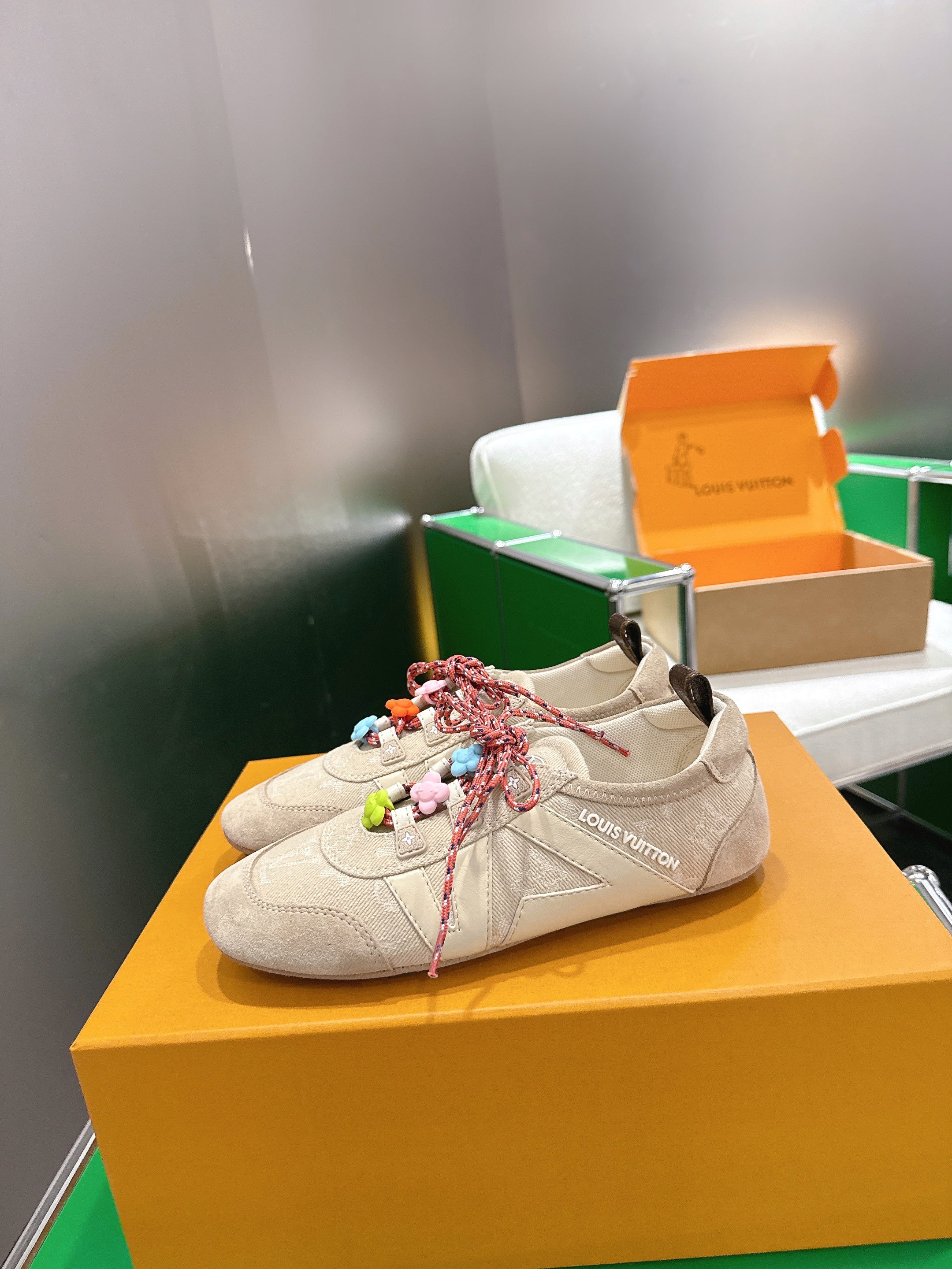 LV 26S SNEAKERS IN BEIGE DENIM AND SUEDE WITH FLOWER CHARM