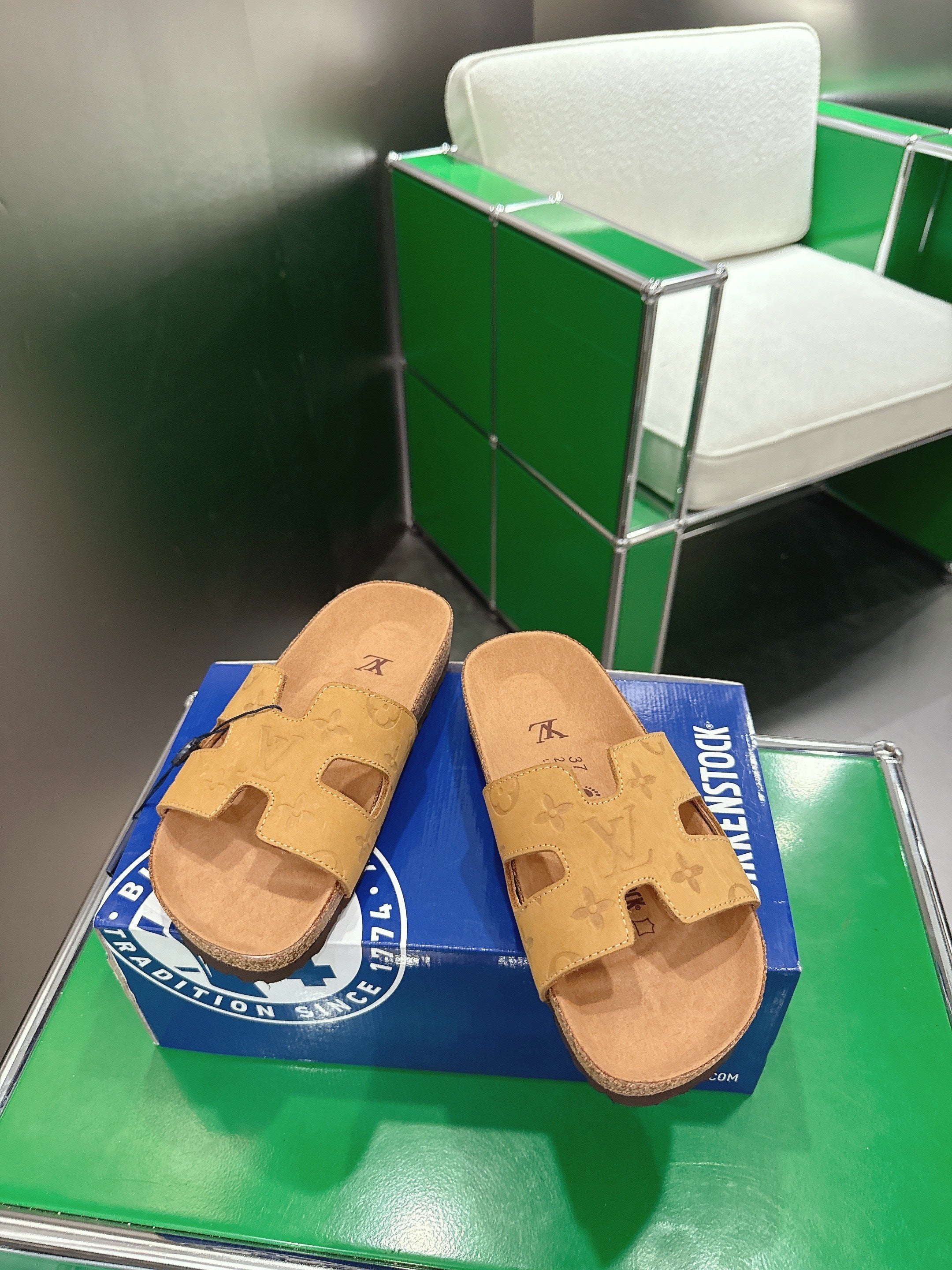 LV 26S SLIDES IN LIGHT CAMEL YELLOW SUEDE