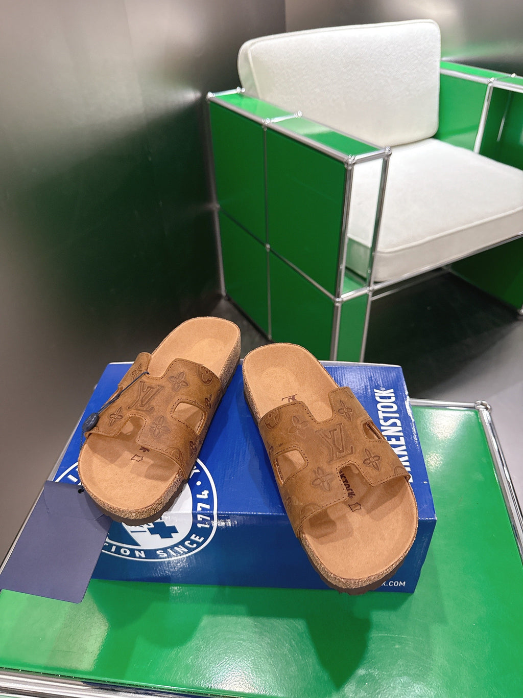 LV 26S SLIDES IN BROWN SUEDE