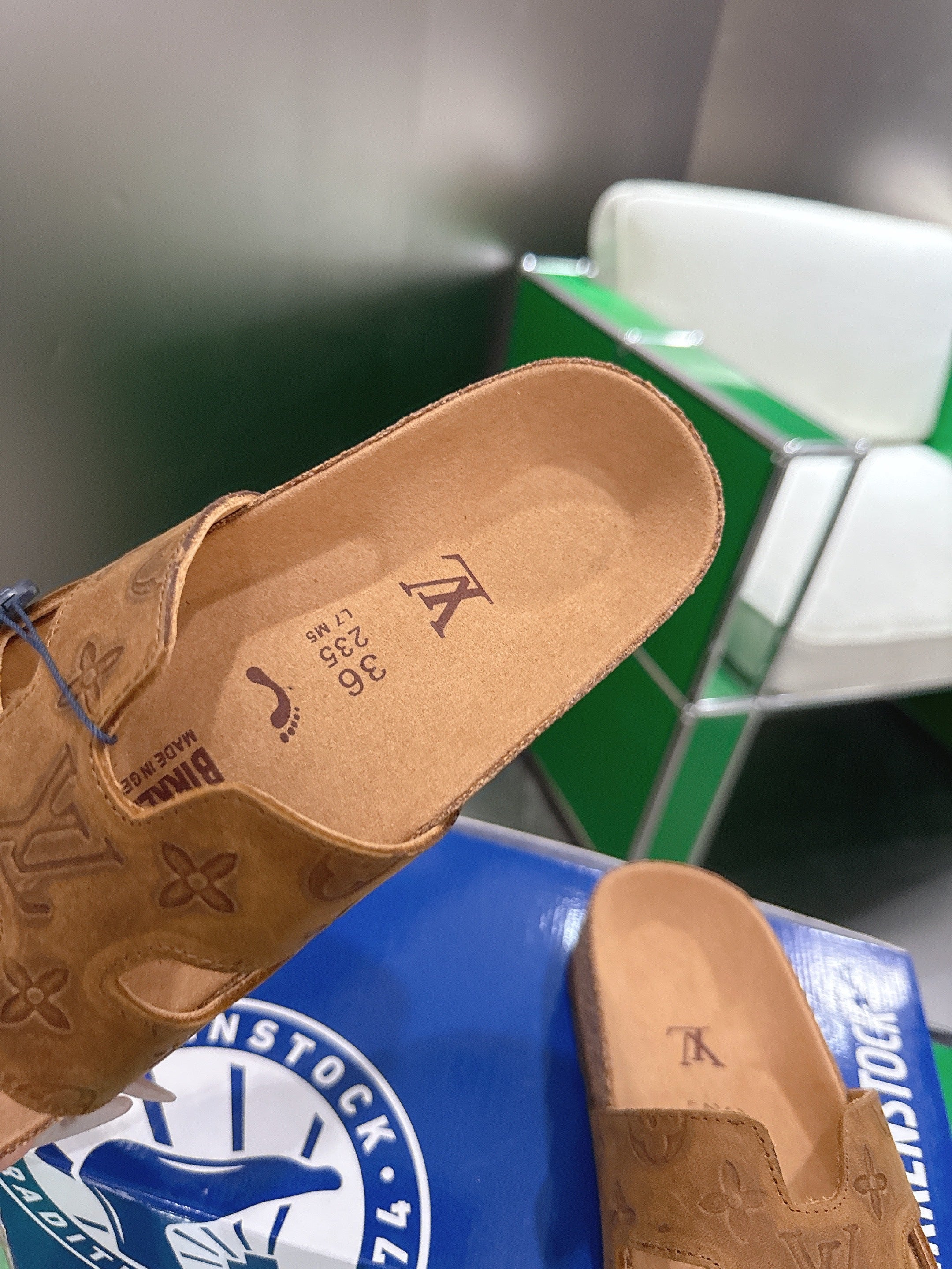 LV 26S SLIDES IN BROWN SUEDE