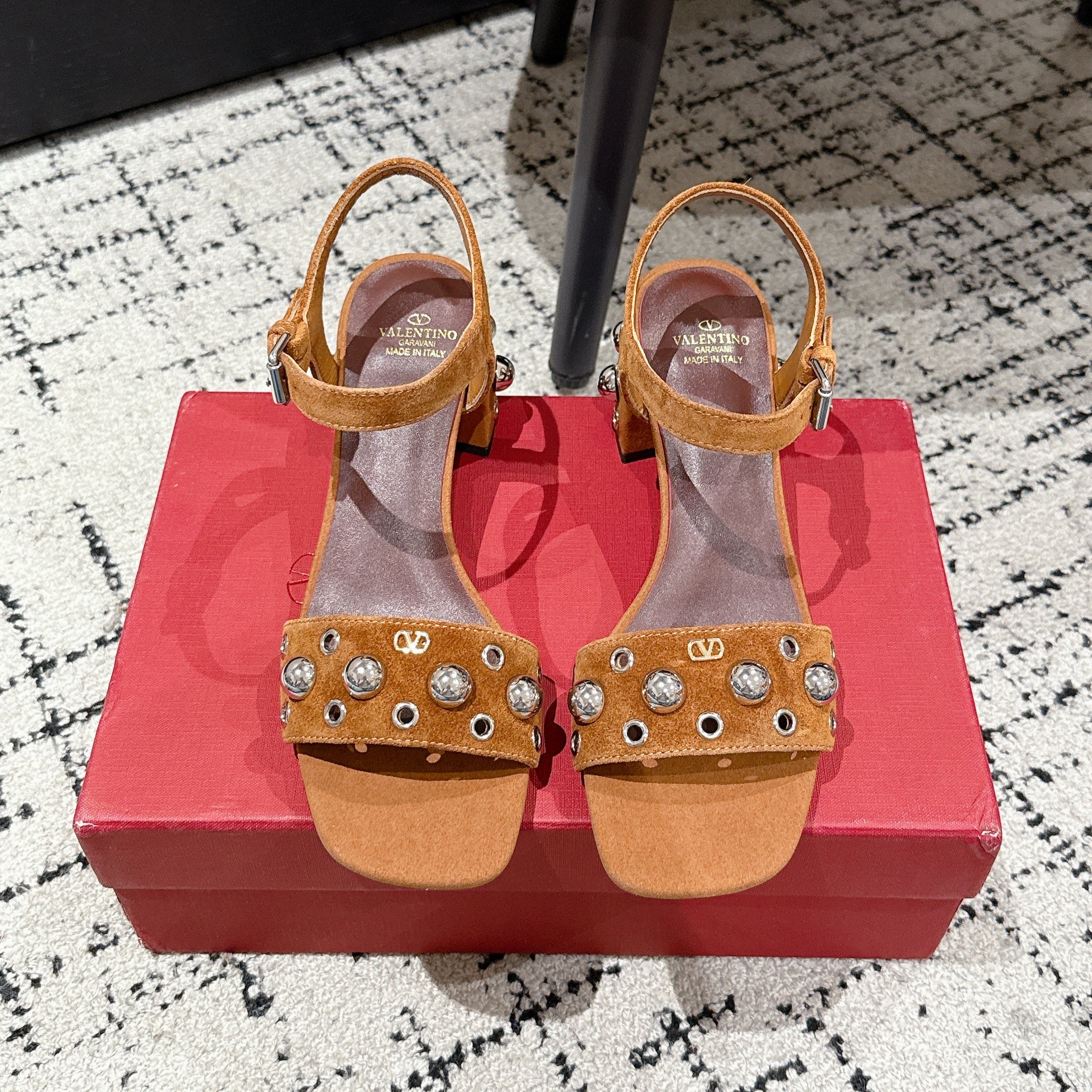 VLTN STUDDED BLOCK HEEL SANDALS 25S 60 MM IN BROWN SUEDE