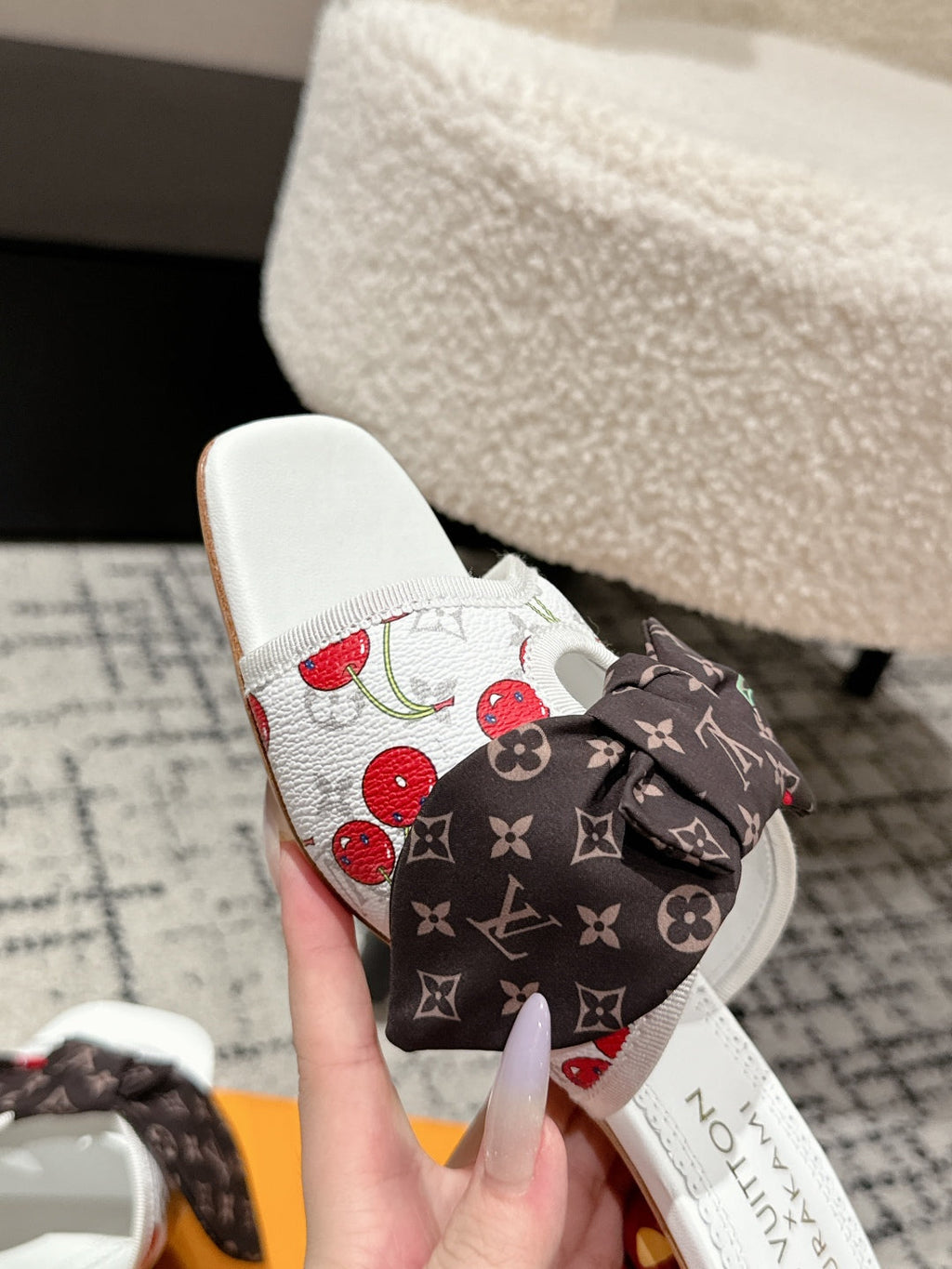 LV CHERRY HIGH HEELS 25S IN WHITE CALFSKIN WITH BOW STYLE 9