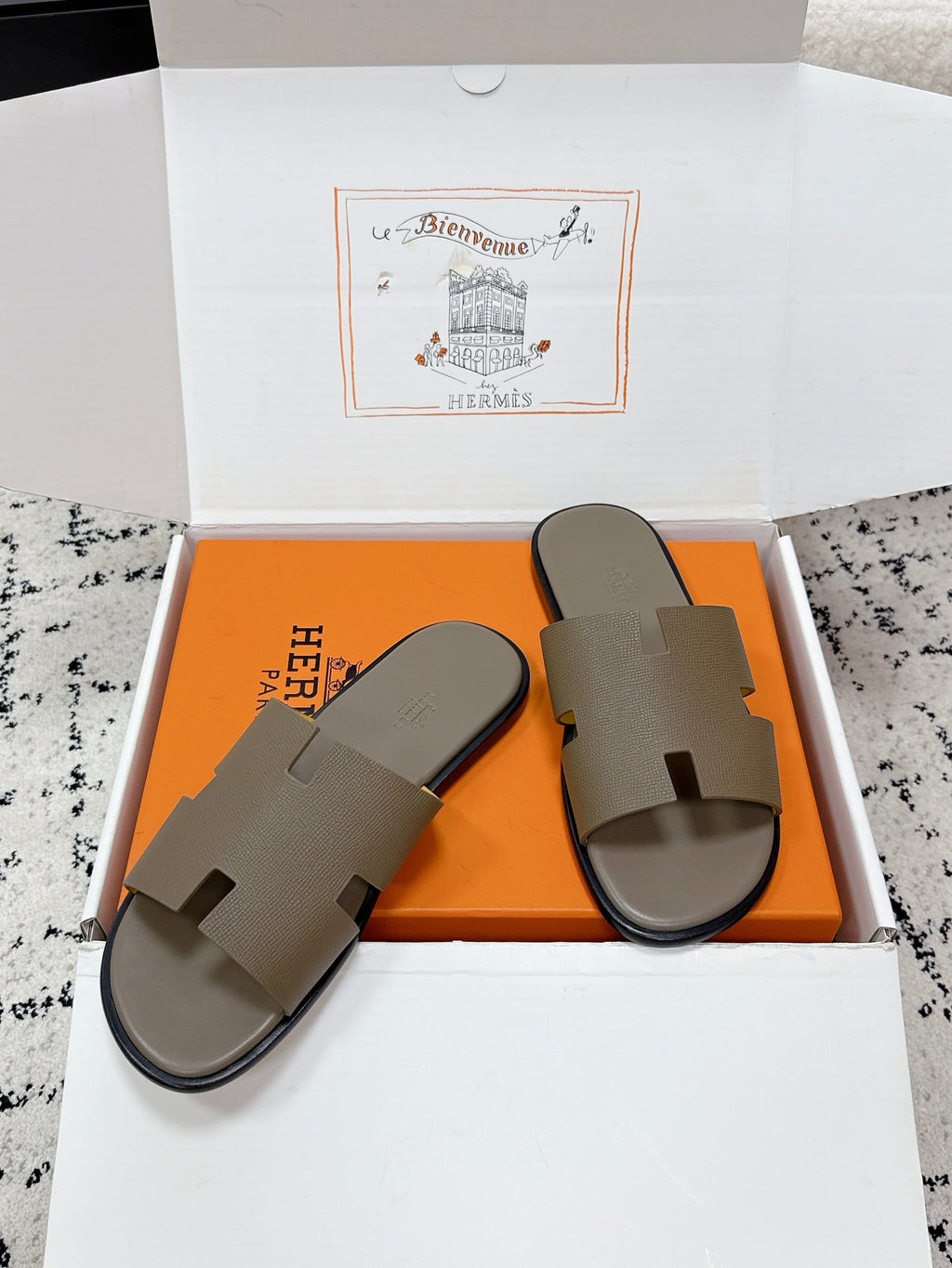 HM 26S IZMIR SANDAL IN ETOUPE LAMBSKIN