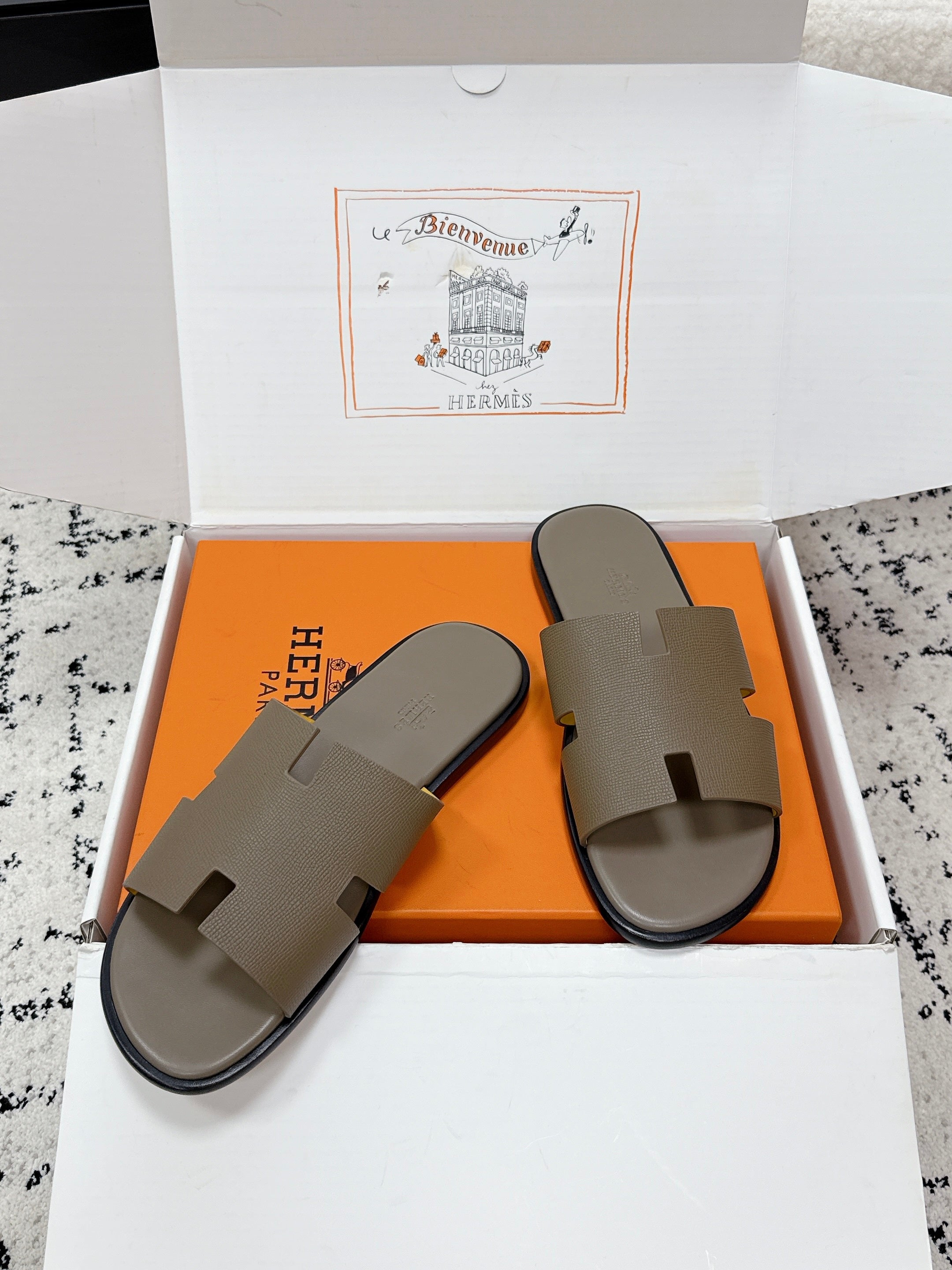 HM 26S IZMIR SANDAL IN ETOUPE LAMBSKIN